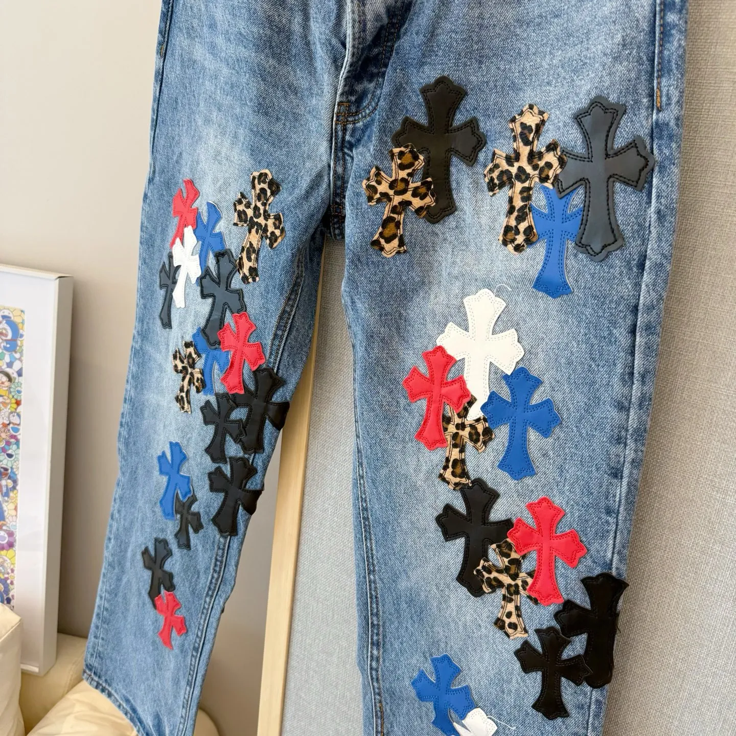 P280 Style number: D329 ChromeHearts Chrome washed blue contrasting patterned leather patch Chino workwear straight pants ceiling-level jeans, a pair is hard to find at the counter‼ ️About Zangyin✅This is an extremely luxurious fashion brand that can also be called the aristocracy of the high street. It has always been an exclusive brand for some hipsters or rich second generations. The color of this model is already very eye-catching by using a unique washed material. It is decorated with pink patch cross flowers, which cleverly highlights the charm of the brand. Secondly, this model adopts a classic high-waist cut design, which highlights the long legs and fashionable temperament of the upper body. The brand is highly recognizable and the slim-fitting configuration is more suitable for daily wear. The personality will be fashionable and the specifications can be seen at a glance. Materials and technology ✅ Needless to say, this point goes without saying. As an excellent craftsman brand, Zangyin's requirements for details and craftsmanship are really perfect. The washed color of this model has gone through a lot of processes, not to mention the embellishment of the denim appliqués. It is also purely handmade and sewn. Just like what they believe in, only handmade things have soul and have the meaning of wearing. A top-notch heavy-duty fashionable denim item, recommended by both hands‼ ️Color #Washed Blue Size #28-36 (s m l Pants opening 22 XXL waist 94 hips 118 pants length 110 pants opening 23